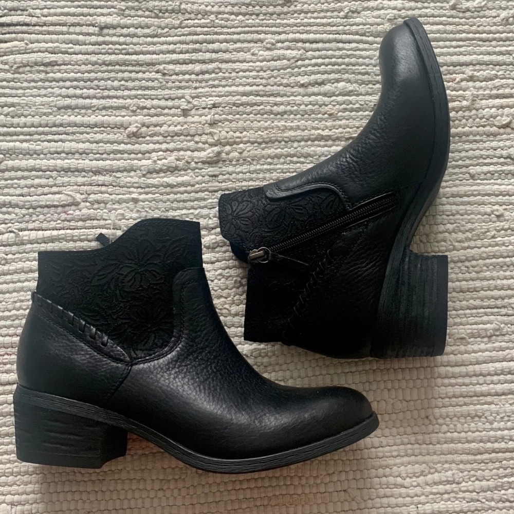 NWOT Women’s Size 9 Black Booties